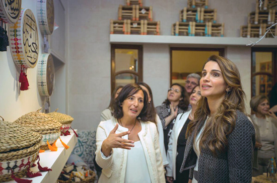 Her Majesty Queen Rania tours the Jordan River Foundation’s 19th annual handicrafts exhibition on October 28, 2014 (Photo courtesy of Royal Court)